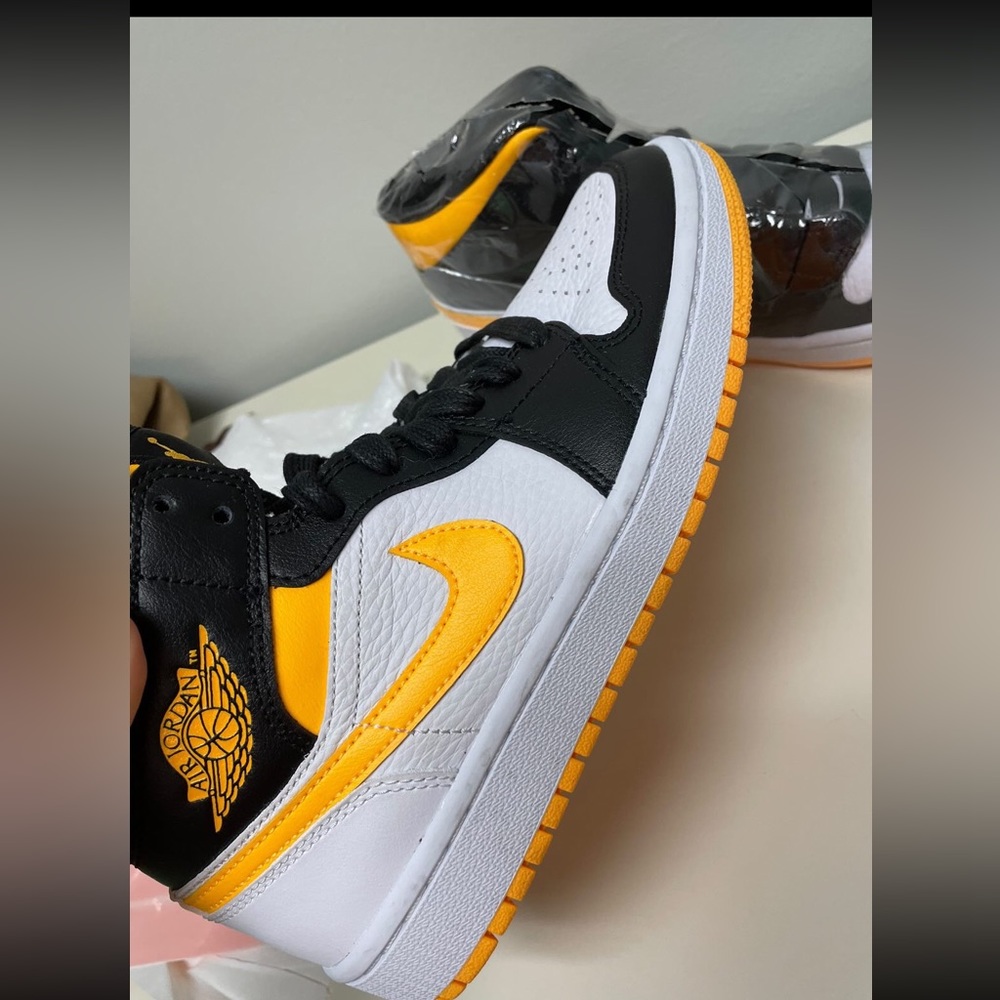 Nike Women’s Air Jordan 1 Mid Laser Orange/Black - Brand New 7.5 (W) - Picture 7 of 8
